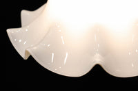 淡い乳白色をした可愛らしいフリルの電笠 DC7595