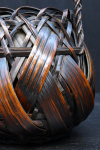 迫力ある竹編みの艶やかな花カゴ DC7602