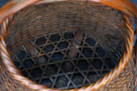 可愛らしいシルエットをした持ち手付き花カゴ DC7614