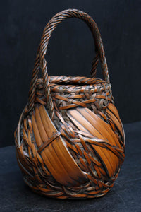 壺型のシルエットが可愛らしい竹編みの花カゴ DC7615