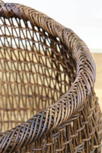 艶みを重ねた色彩のやや大きめの籐編みバッグ DC7663