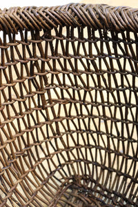 艶みを重ねた色彩のやや大きめの籐編みバッグ DC7663