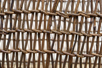 艶みを重ねた色彩のやや大きめの籐編みバッグ DC7663