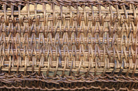 艶みを重ねた色彩のやや大きめの籐編みバッグ DC7663