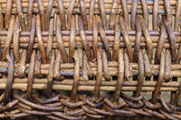 艶みを重ねた色彩のやや大きめの籐編みバッグ DC7663