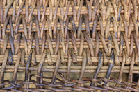 艶みを重ねた色彩のやや大きめの籐編みバッグ DC7663