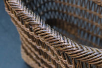 時代を感じる風合いの中型のあけび編み籠 DC7664