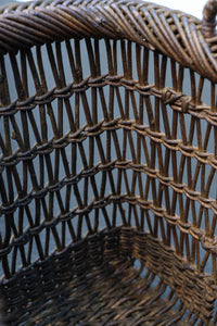 時代を感じる風合いの中型のあけび編み籠 DC7664