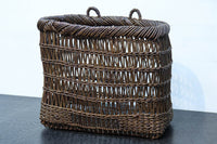 時代を感じる風合いの中型のあけび編み籠 DC7664