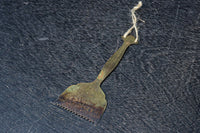 二人の子供が持ち柄に描かれた灰ならし DC7687