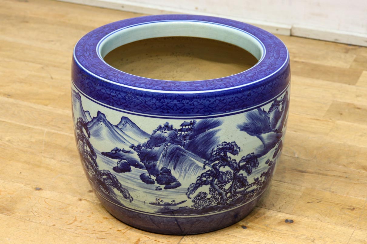 風景画装飾 陶器製火鉢 山間の川沿いの風景画を描いて落ち着いた雰囲気ある陶器製丸火鉢