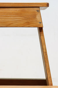 温かみある木地色の安定感のある踏み台 DC7738