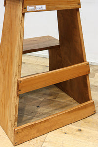 温かみある木地色の安定感のある踏み台 DC7738