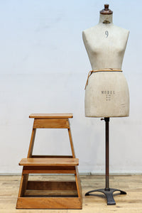 温かみある木地色の安定感のある踏み台 DC7738