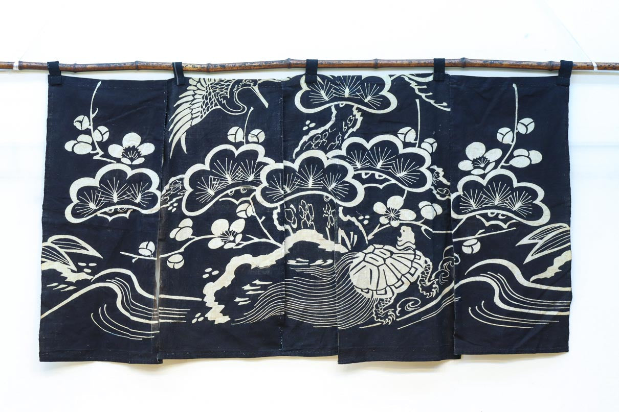 古布大正期　鶴と亀暖簾　のれん　本藍染　フェード感が素敵　日本アンティーク 古布大正期 鶴と亀暖簾 のれん 本藍染 フェード感が素敵 純和