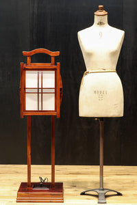 朱の木製フレームで華やかな角型行灯(あんどん) DC7782