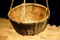 レトロな雰囲気ある竹編みの吊り丸カゴ DC7843