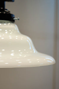 柔らかなシルエットで温かみのある電笠 DC7848