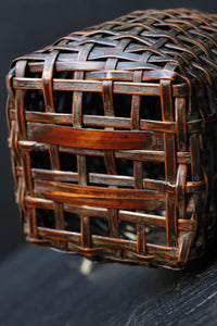 深い色彩で落ち着きのある小さな持ち手付き花カゴ DC7869