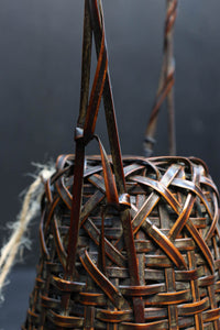 深い色彩で落ち着きのある小さな持ち手付き花カゴ DC7869