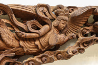 二人の天女が穏やかに空を舞う姿を描く彫刻飾り DC7905