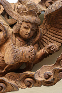 二人の天女が穏やかに空を舞う姿を描く彫刻飾り DC7905