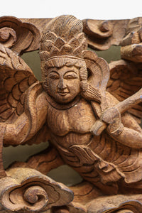 二人の天女が穏やかに空を舞う姿を描く彫刻飾り DC7905