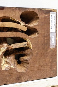 14人のお坊さんの交流会を細やかに描いた彫刻飾り DC7906