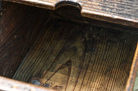 古色の風合いに時代を重ねた風格が漂う銭箱 DC7907