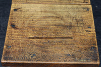 時代を重ねた古色の色合いで趣きのある銭箱 DC7908