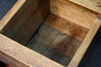 時代を重ねた古色の色合いで趣きのある銭箱 DC7908