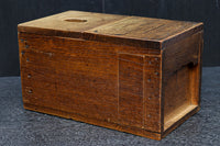 時代を重ねた古色の色合いで趣きのある銭箱 DC7908