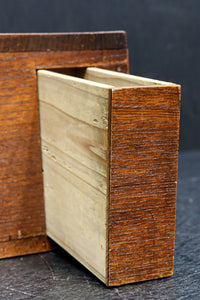 時代を重ねた古色の色合いで趣きのある銭箱 DC7908
