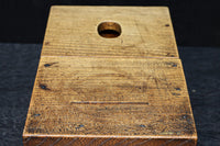 時代を重ねた古色の色合いで趣きのある銭箱 DC7908