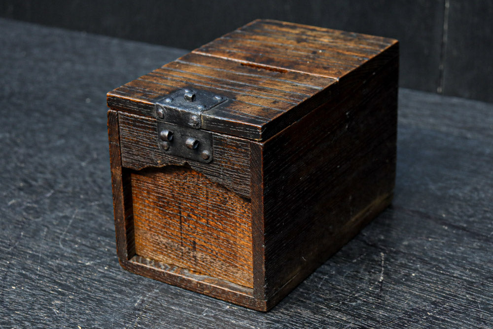 骨董 銭箱 木製 金具 物入 丁場 金庫 アンティーク 木箱 古道具 飾り金具 骨董 銭箱 木製 金具 物入 丁場 金庫 アンティーク 木箱 古道具 飾り
