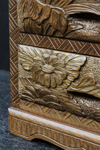 美しい花々が描かれる日光彫の小引き出し DC7967