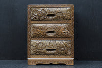 美しい花々が描かれる日光彫の小引き出し DC7967