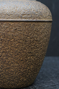 丸みを帯びた小型の鉄製壺花器 DC7979