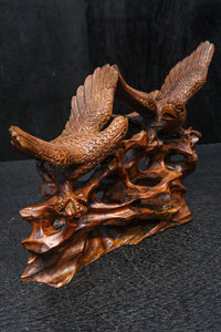 鷹のつがいの上質感を纏う彫刻置物 DC8051