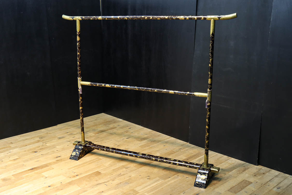 『HAKU 黒金クリア』 極上!! 黒漆に蒔絵が絢爛優美な組み立て式衣桁 DC8077 – 古福庵