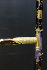 極上!! 黒漆に蒔絵が絢爛優美な組み立て式衣桁 DC8077