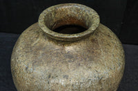 時代を重ねた味わいある壺型の花器 DC8078