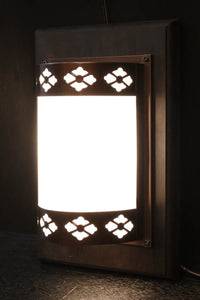 菊菱装飾金具で和の風情ある玄関灯(台座付き) DC8102