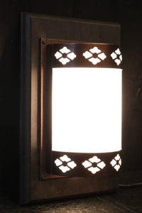 菊菱装飾金具で和の風情ある玄関灯(台座付き) DC8102