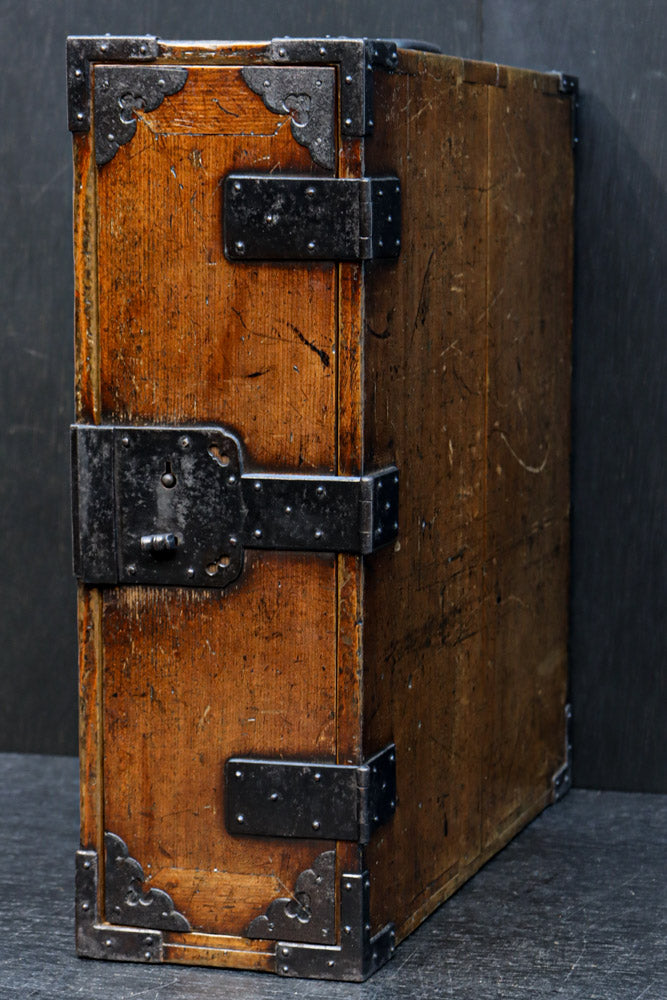 文政13年(1830) 稀少!! 歴史が刻まれた手提げ金庫 DC8112 – 古福
