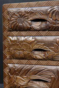 多種多様な花が美しく描かれた日光彫の小引き出し DC8114