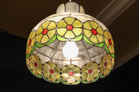 可愛らしい丸い花柄模様が並ぶレトロなステンドグラス電笠 DC8142