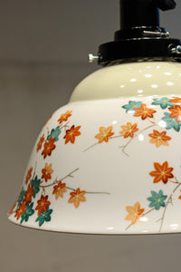 可愛らしい紅葉の絵柄が映えるノリタケの電笠 DC8147