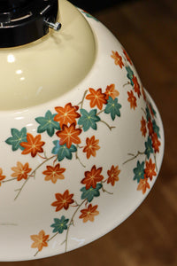 可愛らしい紅葉の絵柄が映えるノリタケの電笠 DC8147