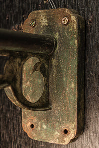 乳白色でシンプルさが際立つ球型ブラケット DC8156